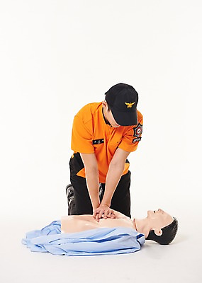 포토 JPG 스튜디오촬영 전신 남자 실내 한명 앉기 20대 성인 앞모습 한국인 소방관 119 심폐소생술 성인남자한명만 흉부압박 국내포토 1 뷰포인트 모션 사람 동양인 청년 내부 구조원 소방 전화번호 남자한명만 성인남자만 파일형식