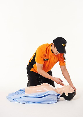 포토 JPG 스튜디오촬영 전신 남자 실내 한명 앉기 20대 성인 앞모습 한국인 소방관 119 심폐소생술 성인남자한명만 기도확장 국내포토 1 뷰포인트 모션 사람 동양인 청년 내부 구조원 소방 전화번호 남자한명만 성인남자만 파일형식