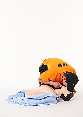 포토 JPG 스튜디오촬영 전신 남자 실내 한명 앉기 20대 성인 옆모습 한국인 소방관 119 심폐소생술 성인남자한명만 국내포토 1 뷰포인트 모션 사람 동양인 청년 내부 구조원 소방 전화번호 남자한명만 성인남자만 파일형식