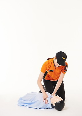 포토 JPG 스튜디오촬영 전신 여자 실내 한명 앉기 20대 성인 앞모습 한국인 소방관 119 심폐소생술 성인여자한명만 국내포토 1 뷰포인트 모션 사람 동양인 청년 내부 구조원 소방 전화번호 여자한명만 성인여자만 파일형식