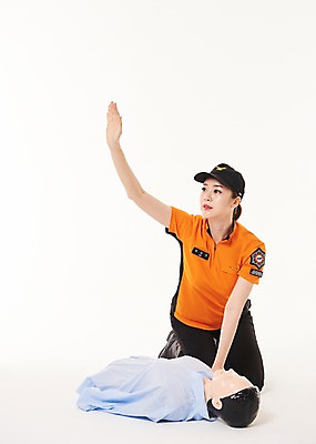 포토 JPG 스튜디오촬영 전신 여자 실내 한명 앉기 손짓 20대 성인 앞모습 한국인 도움 소방관 부름 119 심폐소생술 성인여자한명만 국내포토 1 뷰포인트 컨셉 모션 사람 동양인 청년 내부 구조원 소방 전화번호 여자한명만 성인여자만 파일형식