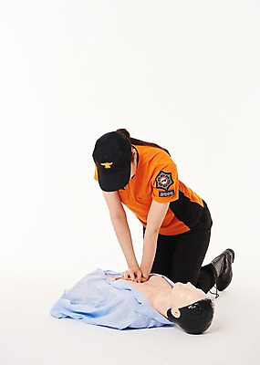 포토 JPG 스튜디오촬영 전신 응시 여자 실내 한명 앉기 20대 성인 옆모습 한국인 소방관 119 심폐소생술 성인여자한명만 흉부압박 국내포토 1 시선 뷰포인트 모션 사람 동양인 청년 내부 구조원 소방 전화번호 여자한명만 성인여자만 파일형식