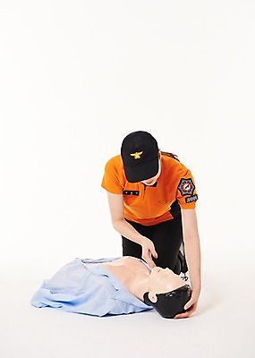 포토 JPG 스튜디오촬영 전신 여자 실내 한명 앉기 20대 성인 앞모습 한국인 소방관 119 심폐소생술 성인여자한명만 기도확장 국내포토 1 뷰포인트 모션 사람 동양인 청년 내부 구조원 소방 전화번호 여자한명만 성인여자만 파일형식