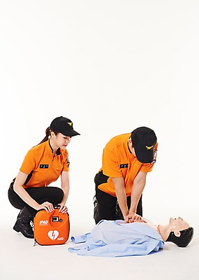 포토 JPG 스튜디오촬영 전신 여자 남자 실내 앉기 20대 성인 두명 앞모습 한국인 소방관 119 성인만 자동제세동기 흉부압박 국내포토 뷰포인트 의학 모션 사람 동양인 청년 내부 구조원 소방 전화번호 심폐소생술 파일형식