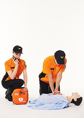 포토 JPG 스튜디오촬영 전신 여자 남자 실내 앉기 20대 성인 두명 앞모습 한국인 소방관 무전기 119 무전 성인만 자동제세동기 흉부압박 국내포토 뷰포인트 통신 의학 모션 무선통신 사람 동양인 청년 내부 구조원 소방 전화번호 심폐소생술 파일형식