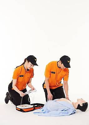 포토 JPG 스튜디오촬영 전신 여자 남자 실내 앉기 20대 성인 두명 앞모습 한국인 소방관 119 성인만 자동제세동기 국내포토 뷰포인트 의학 모션 사람 동양인 청년 내부 구조원 소방 전화번호 파일형식