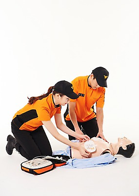 포토 JPG 스튜디오촬영 전신 응시 여자 남자 실내 앉기 20대 성인 두명 옆모습 한국인 소방관 119 성인만 자동제세동기 국내포토 시선 뷰포인트 의학 모션 사람 동양인 청년 내부 구조원 소방 전화번호 파일형식