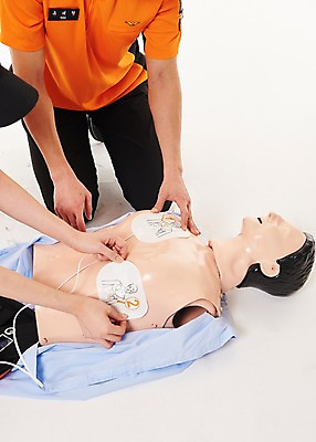 포토 JPG 스튜디오촬영 전신 여자 남자 실내 앉기 20대 성인 두명 옆모습 한국인 소방관 119 성인만 자동제세동기 국내포토 뷰포인트 의학 모션 사람 동양인 청년 내부 구조원 소방 전화번호 파일형식