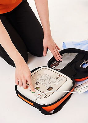 포토 JPG 스튜디오촬영 여자 버튼 실내 한명 앉기 20대 성인 앞모습 한국인 하반신 누름 소방관 119 성인여자한명만 자동제세동기 국내포토 1 뷰포인트 의학 모션 사람 동양인 청년 내부 구조원 소방 전화번호 여자한명만 성인여자만 파일형식