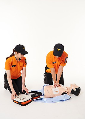 포토 JPG 스튜디오촬영 전신 여자 남자 실내 앉기 20대 성인 두명 앞모습 한국인 소방관 119 성인만 자동제세동기 흉부압박 국내포토 뷰포인트 의학 모션 사람 동양인 청년 내부 구조원 소방 전화번호 심폐소생술 파일형식