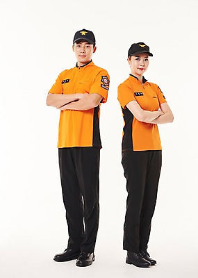 포토 JPG 스튜디오촬영 전신 여자 남자 실내 서기 20대 성인 두명 옆모습 팔짱 한국인 소방관 119 성인만 국내포토 뷰포인트 모션 사람 동양인 청년 내부 구조원 소방 전화번호 파일형식