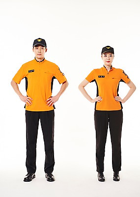 포토 JPG 스튜디오촬영 전신 여자 남자 허리손 실내 서기 20대 성인 두명 앞모습 한국인 소방관 119 성인만 국내포토 뷰포인트 포즈 모션 사람 동양인 청년 내부 구조원 소방 전화번호 파일형식 직업 인종