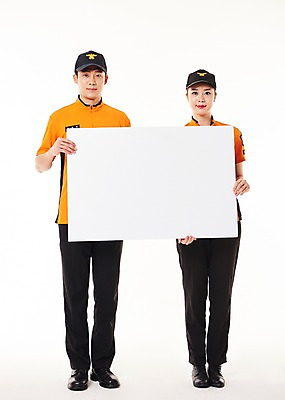 포토 JPG 스튜디오촬영 전신 배너 여자 남자 사각프레임 광고판 알림판 실내 서기 들기 20대 성인 두명 앞모습 한국인 소방관 119 성인만 국내포토 뷰포인트 모션 프레임 사람 동양인 청년 내부 사각형 구조원 소방 판 전화번호 파일형식