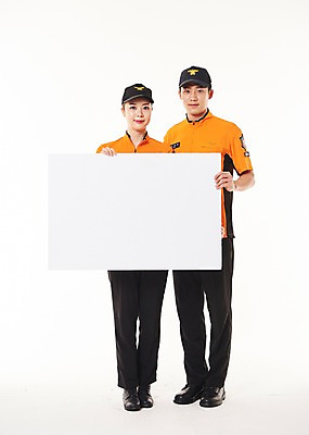 포토 JPG 스튜디오촬영 전신 배너 여자 남자 사각프레임 광고판 알림판 실내 서기 들기 20대 성인 두명 앞모습 한국인 소방관 119 성인만 국내포토 뷰포인트 모션 프레임 사람 동양인 청년 내부 사각형 구조원 소방 판 전화번호 파일형식