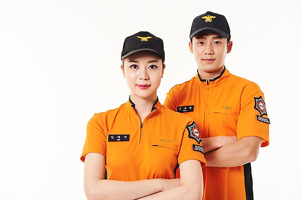 포토 JPG 스튜디오촬영 여자 남자 실내 서기 상반신 20대 성인 두명 앞모습 팔짱 한국인 소방관 119 성인만 국내포토 뷰포인트 모션 사람 동양인 청년 내부 구조원 소방 전화번호 파일형식