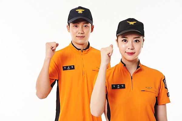 포토 JPG 스튜디오촬영 여자 남자 실내 서기 상반신 20대 성인 두명 앞모습 파이팅 한국인 소방관 119 성인만 국내포토 뷰포인트 모션 사람 동양인 청년 내부 구조원 소방 전화번호 파일형식