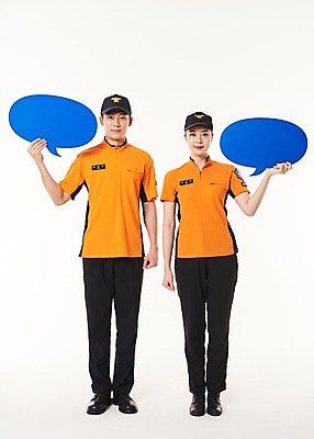 포토 JPG 스튜디오촬영 전신 여자 남자 말풍선 실내 서기 들기 20대 성인 두명 앞모습 한국인 소방관 119 성인만 국내포토 뷰포인트 모션 사람 동양인 청년 내부 구조원 소방 전화번호 파일형식