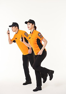 포토 JPG 스튜디오촬영 전신 응시 여자 남자 실내 20대 성인 두명 옆모습 달리기 한국인 소방관 무전기 119 출동 성인만 국내포토 시선 뷰포인트 모션 무선통신 사람 동양인 청년 내부 구조원 소방 전화번호 파일형식