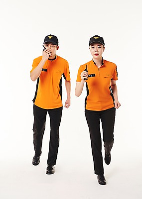 포토 JPG 스튜디오촬영 전신 여자 남자 실내 20대 성인 두명 앞모습 달리기 한국인 소방관 119 무전 출동 성인만 국내포토 뷰포인트 통신 모션 사람 동양인 청년 내부 구조원 소방 전화번호 파일형식