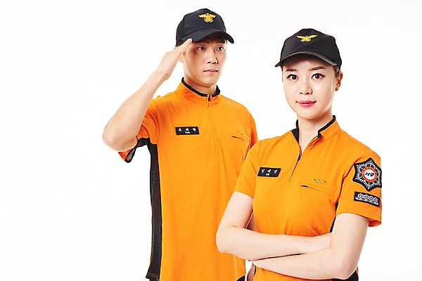 포토 JPG 스튜디오촬영 여자 남자 실내 서기 상반신 20대 성인 두명 앞모습 팔짱 한국인 소방관 경례 119 성인만 국내포토 뷰포인트 모션 사람 동양인 청년 내부 인사 구조원 소방 전화번호 파일형식