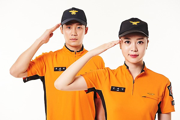 포토 JPG 스튜디오촬영 여자 남자 실내 서기 상반신 20대 성인 두명 앞모습 한국인 소방관 경례 119 성인만 국내포토 뷰포인트 모션 사람 동양인 청년 내부 인사 구조원 소방 전화번호 파일형식