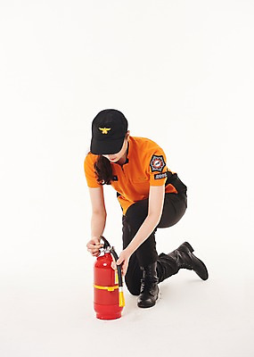 포토 JPG 스튜디오촬영 전신 여자 실내 한명 앉기 20대 성인 앞모습 한국인 소방관 소화기 119 성인여자한명만 국내포토 1 뷰포인트 모션 사람 동양인 청년 내부 안전장비 구조원 소방 전화번호 여자한명만 성인여자만 파일형식