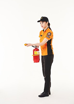 포토 JPG 스튜디오촬영 전신 응시 여자 실내 한명 서기 20대 성인 옆모습 한국인 소방관 소화기 119 성인여자한명만 국내포토 1 시선 뷰포인트 모션 사람 동양인 청년 내부 안전장비 구조원 소방 전화번호 여자한명만 성인여자만 파일형식