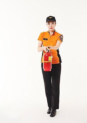 포토 JPG 스튜디오촬영 전신 여자 실내 한명 서기 20대 성인 앞모습 한국인 소방관 소화기 119 성인여자한명만 국내포토 1 뷰포인트 모션 사람 동양인 청년 내부 안전장비 구조원 소방 전화번호 여자한명만 성인여자만 파일형식