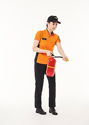 포토 JPG 스튜디오촬영 전신 여자 실내 한명 서기 20대 성인 앞모습 한국인 소방관 소화기 119 성인여자한명만 국내포토 1 뷰포인트 모션 사람 동양인 청년 내부 안전장비 구조원 소방 전화번호 여자한명만 성인여자만 파일형식