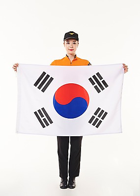 포토 JPG 스튜디오촬영 전신 여자 실내 한명 서기 들기 20대 성인 앞모습 한국인 태극기 소방관 애국심 119 성인여자한명만 국내포토 1 뷰포인트 모션 사람 동양인 청년 내부 국기 구조원 소방 전화번호 여자한명만 성인여자만 파일형식