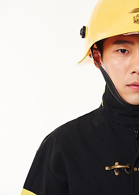 포토 JPG 스튜디오촬영 남자 실내 한명 서기 근접촬영 상반신 20대 성인 앞모습 한국인 소방관 119 성인남자한명만 방호복 국내포토 1 옷 뷰포인트 모션 사람 동양인 청년 내부 구조원 소방 전화번호 남자한명만 성인남자만 파일형식