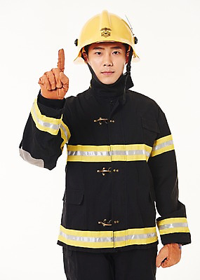 포토 JPG 스튜디오촬영 1 남자 실내 한명 서기 손짓 상반신 20대 성인 앞모습 한국인 소방관 119 성인남자한명만 방호복 국내포토 옷 뷰포인트 모션 사람 동양인 청년 내부 구조원 소방 전화번호 남자한명만 성인남자만 파일형식