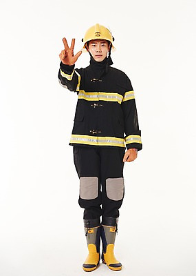 포토 JPG 스튜디오촬영 전신 남자 실내 3 한명 서기 손짓 20대 성인 앞모습 한국인 소방관 119 성인남자한명만 방호복 국내포토 1 옷 뷰포인트 모션 사람 동양인 청년 내부 구조원 소방 전화번호 남자한명만 성인남자만 파일형식