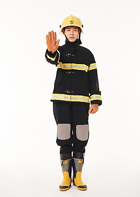 포토 JPG 스튜디오촬영 전신 남자 실내 한명 서기 손짓 20대 성인 앞모습 한국인 소방관 5 119 성인남자한명만 방호복 국내포토 1 옷 뷰포인트 모션 사람 동양인 청년 내부 숫자 구조원 소방 전화번호 남자한명만 성인남자만 파일형식