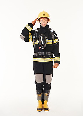 포토 JPG 스튜디오촬영 전신 남자 실내 한명 서기 20대 성인 앞모습 한국인 소방관 경례 119 성인남자한명만 방호복 국내포토 1 옷 뷰포인트 모션 사람 동양인 청년 내부 인사 구조원 소방 전화번호 남자한명만 성인남자만 파일형식