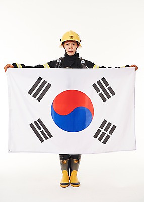 포토 JPG 스튜디오촬영 전신 남자 실내 한명 서기 들기 20대 성인 앞모습 한국인 태극기 소방관 애국심 119 성인남자한명만 방호복 국내포토 1 옷 뷰포인트 모션 사람 동양인 청년 내부 국기 구조원 소방 전화번호 남자한명만 성인남자만 파일형식