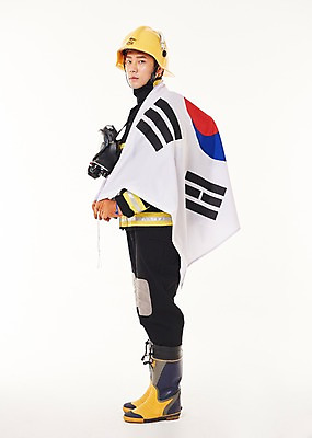 포토 JPG 스튜디오촬영 전신 응시 남자 실내 한명 서기 20대 성인 옆모습 한국인 태극기 소방관 애국심 119 성인남자한명만 방호복 국내포토 1 시선 옷 뷰포인트 모션 사람 동양인 청년 내부 국기 구조원 소방 전화번호 남자한명만 성인남자만 파일형식 직업 인종 남자만 성인만