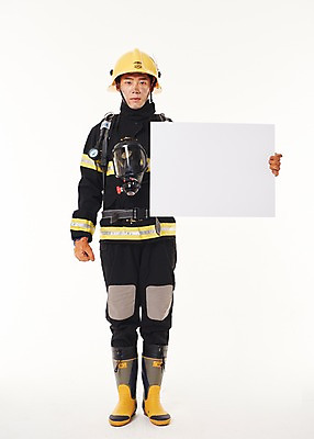 포토 JPG 스튜디오촬영 전신 배너 남자 사각프레임 광고판 알림판 실내 한명 서기 들기 20대 성인 앞모습 한국인 소방관 119 성인남자한명만 방호복 국내포토 1 옷 뷰포인트 모션 프레임 사람 동양인 청년 내부 사각형 구조원 소방 판 전화번호 남자한명만 성인남자만 파일형식
