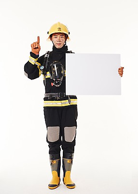 포토 JPG 스튜디오촬영 전신 1 배너 남자 사각프레임 광고판 알림판 실내 한명 서기 들기 손짓 20대 성인 앞모습 한국인 소방관 119 성인남자한명만 방호복 국내포토 옷 뷰포인트 모션 프레임 사람 동양인 청년 내부 사각형 구조원 소방 판 전화번호 남자한명만 성인남자만 파일형식