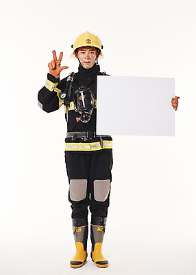 포토 JPG 스튜디오촬영 전신 배너 남자 사각프레임 광고판 알림판 실내 3 한명 서기 들기 손짓 20대 성인 앞모습 한국인 소방관 119 성인남자한명만 방호복 국내포토 1 옷 뷰포인트 모션 프레임 사람 동양인 청년 내부 사각형 구조원 소방 판 전화번호 남자한명만 성인남자만 파일형식
