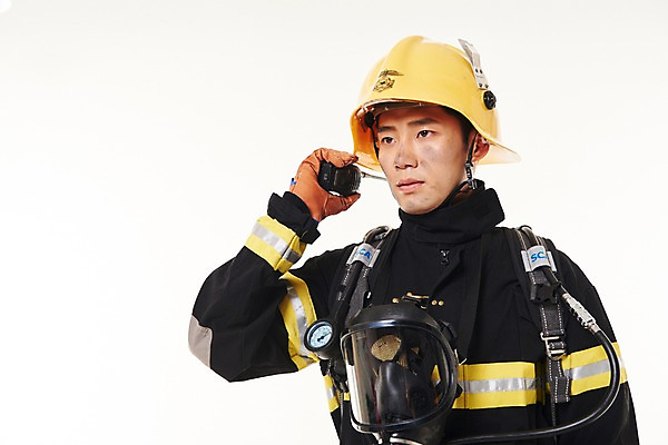 포토 JPG 스튜디오촬영 남자 실내 한명 서기 상반신 20대 성인 앞모습 한국인 소방관 119 무전 성인남자한명만 방호복 국내포토 1 옷 뷰포인트 통신 모션 사람 동양인 청년 내부 구조원 소방 전화번호 남자한명만 성인남자만 파일형식