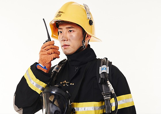 포토 JPG 스튜디오촬영 응시 남자 실내 한명 서기 상반신 20대 성인 옆모습 한국인 소방관 119 무전 성인남자한명만 방호복 국내포토 1 시선 옷 뷰포인트 통신 모션 사람 동양인 청년 내부 구조원 소방 전화번호 남자한명만 성인남자만 파일형식