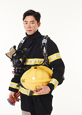 포토 JPG 스튜디오촬영 응시 남자 실내 한명 서기 상반신 20대 성인 옆모습 한국인 소방관 119 성인남자한명만 방호복 국내포토 1 시선 옷 뷰포인트 모션 사람 동양인 청년 내부 구조원 소방 전화번호 남자한명만 성인남자만 파일형식