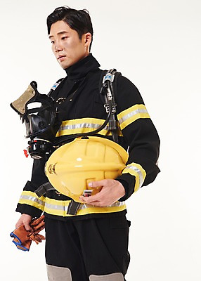 포토 JPG 스튜디오촬영 응시 남자 실내 한명 서기 상반신 20대 성인 옆모습 한국인 소방관 119 성인남자한명만 방호복 국내포토 1 시선 옷 뷰포인트 모션 사람 동양인 청년 내부 구조원 소방 전화번호 남자한명만 성인남자만 파일형식