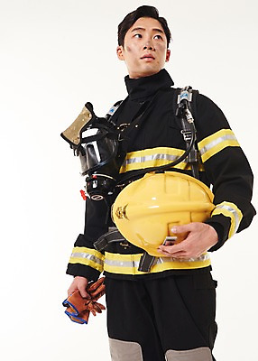 포토 JPG 스튜디오촬영 응시 남자 실내 한명 서기 상반신 20대 성인 옆모습 한국인 소방관 119 성인남자한명만 방호복 국내포토 1 시선 옷 뷰포인트 모션 사람 동양인 청년 내부 구조원 소방 전화번호 남자한명만 성인남자만 파일형식