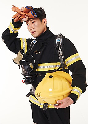 포토 JPG 스튜디오촬영 응시 남자 실내 한명 서기 상반신 20대 성인 옆모습 한국인 소방관 119 성인남자한명만 방호복 국내포토 1 시선 옷 뷰포인트 모션 사람 동양인 청년 내부 구조원 소방 전화번호 남자한명만 성인남자만 파일형식 직업 인종 남자만 성인만