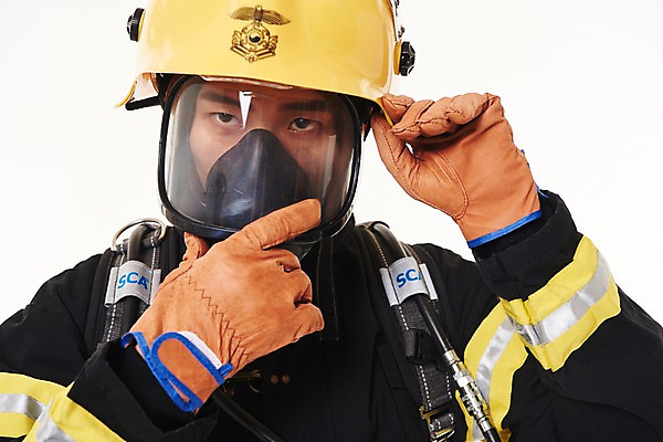 포토 JPG 스튜디오촬영 남자 실내 한명 서기 상반신 20대 성인 앞모습 한국인 소방관 119 성인남자한명만 방호복 국내포토 1 옷 뷰포인트 모션 사람 동양인 청년 내부 구조원 소방 전화번호 남자한명만 성인남자만 파일형식