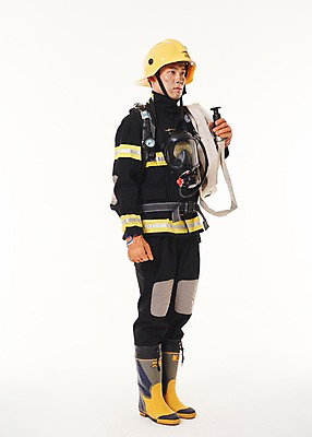 포토 JPG 스튜디오촬영 전신 응시 남자 실내 한명 서기 들기 20대 성인 옆모습 한국인 소방관 119 소방호스 성인남자한명만 방호복 국내포토 1 시선 옷 뷰포인트 모션 사람 동양인 청년 내부 구조원 소방 호스 전화번호 남자한명만 성인남자만 파일형식