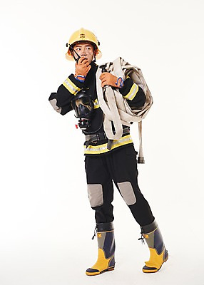 포토 JPG 스튜디오촬영 전신 응시 남자 실내 한명 서기 들기 20대 성인 옆모습 한국인 소방관 119 무전 소방호스 출동 성인남자한명만 방호복 국내포토 1 시선 옷 뷰포인트 통신 모션 사람 동양인 청년 내부 구조원 소방 호스 전화번호 남자한명만 성인남자만 파일형식