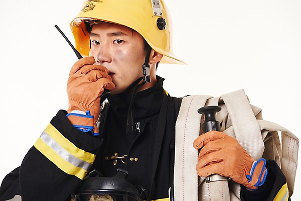 포토 JPG 스튜디오촬영 남자 실내 한명 서기 들기 상반신 20대 성인 앞모습 한국인 소방관 119 무전 소방호스 성인남자한명만 방호복 국내포토 1 옷 뷰포인트 통신 모션 사람 동양인 청년 내부 구조원 소방 호스 전화번호 남자한명만 성인남자만 파일형식